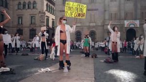 Protest inedit în Spania. Medicii rezidenți din Barcelona s-au dezbrăcat în plină stradă. Sunt la capătul puterilor