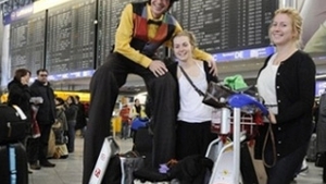 Asteptarea nu va mai fi la fel de lunga in aeroportul din Frankfurt! Clovnii vor distra calatorii!