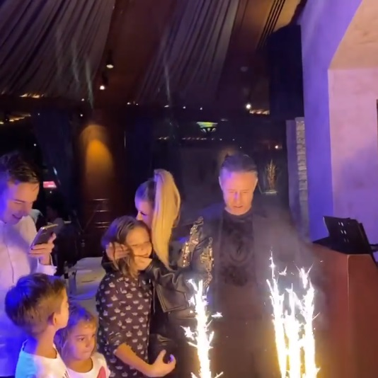 Anamaria Prodan s-a dat în spectacol pe manele într-un restaurant de lux din Dubai. A fost filmată în timp ce se săruta pasional cu soțul ei, Laurențiu Reghecampf