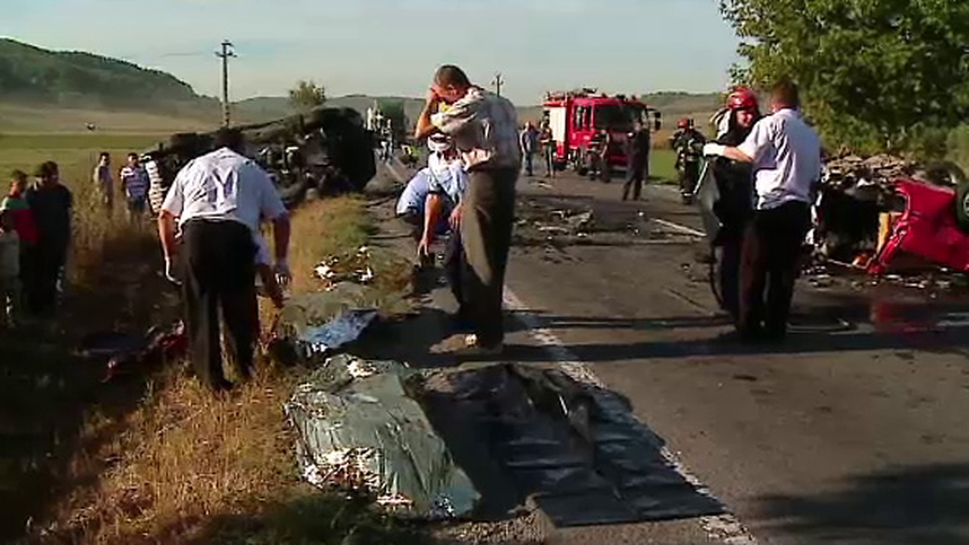 VIDEO Cinci persoane, printre care doi copii, au murit intr-un accident pe DN 13, in judetul Mures