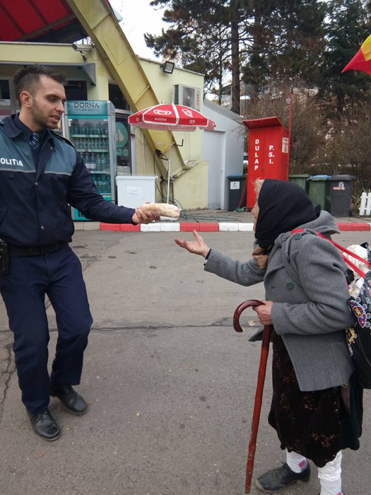 S-a întâmplat în Cluj! Gestul unui polițist, după ce a văzut o bătrânică care plângea că e moartă de foame