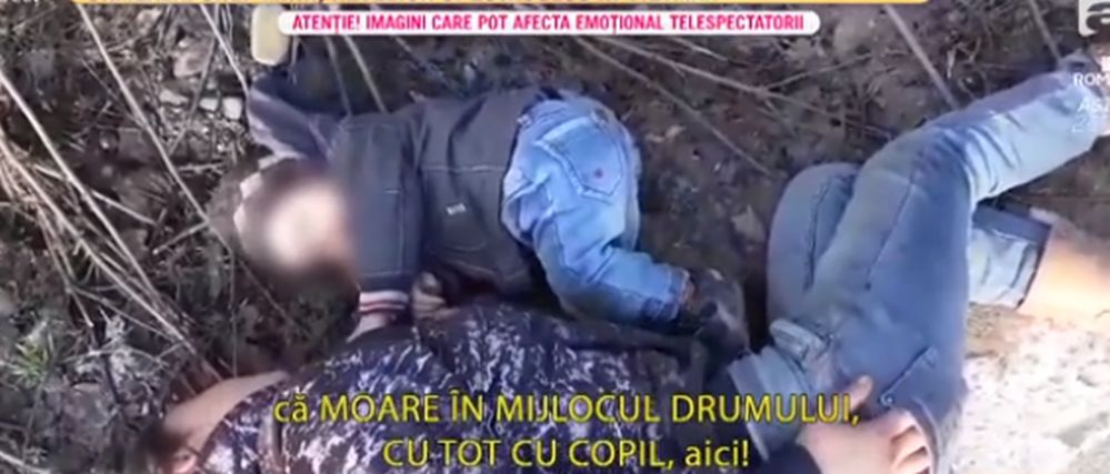 O femeie din Iași, beată moartă în șanț, cu copilul de doi ani după ea! Vecinii au fost nevoiți să o ducă pe brațe acasă