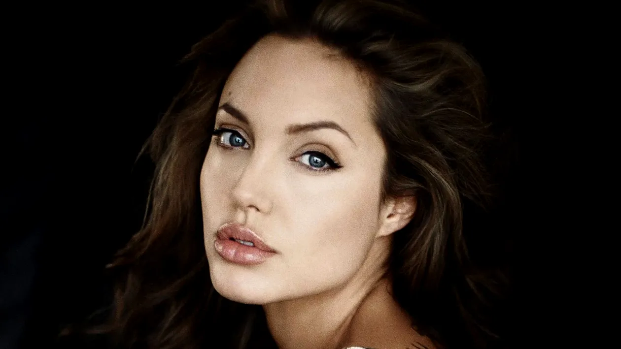 Cu ce bărbat s-a afişat Angelina Jolie la lansarea unui film după despărţirea de Brad Pitt