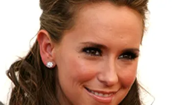 VIDEO Jennifer Love Hewitt are un cristal Swarowski lipit pe pasarica!