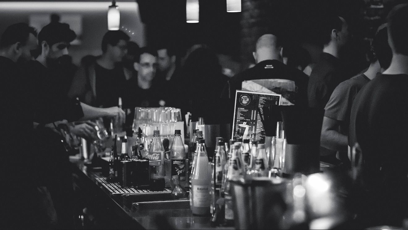 Pensii fără număr! Un poștaș s-a îmbătat și a împărțit banii pensionarilor clienților din barul în care se cinstea