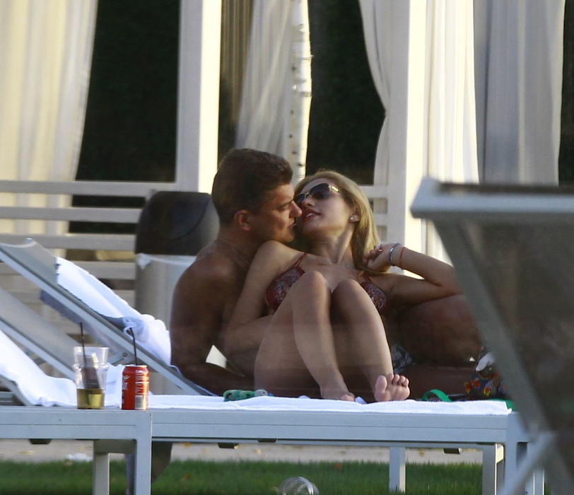 Cristian Boureanu şi-a scos iubita la piscină, iar acolo au început un mic... "război" în joacă!