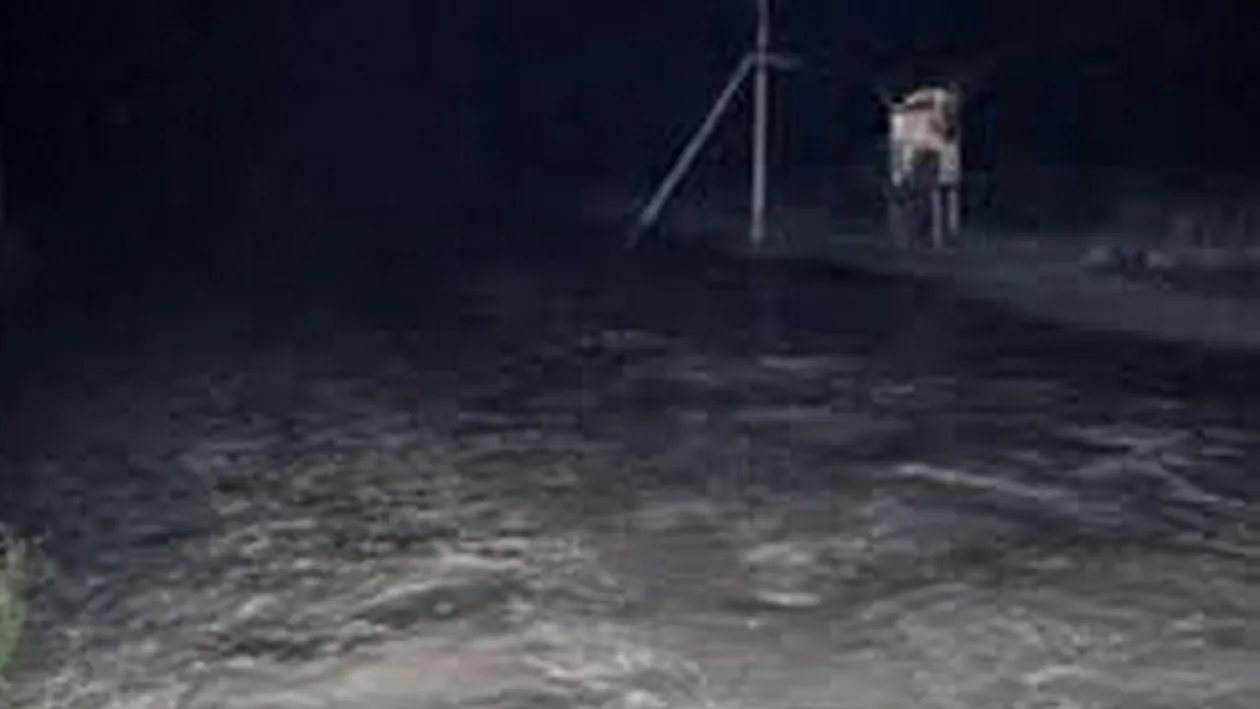 Prapad in comuna Corbu! Soferii care au intrat cu masina in mijlocul suvoaielor au fost la un pas sa-si piarda viata!