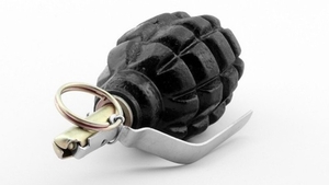 S-a întâmplat în România! O brăileancă a mers la Poliţie cu o cutie din lemn spunând că e grenadă, s-a stabilit că era... parfum