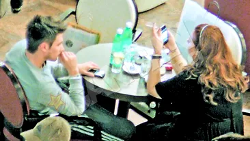 Oana Roman a preferat sa butoneze pe Facebook, ignorandu-si total fostul iubit. L-a cinstit cu o apa plata si l-a plictisit de moarte