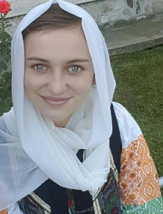Fiica preotului Florin Stamate a murit. Teodora avea 15 ani și fusese diagnosticată cu o maladie rară