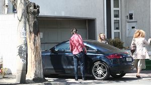 I-am filmat pe Tuncay şi pe sexy-asistenta mai veseli ca oricând. S-au dus la apartament! 
