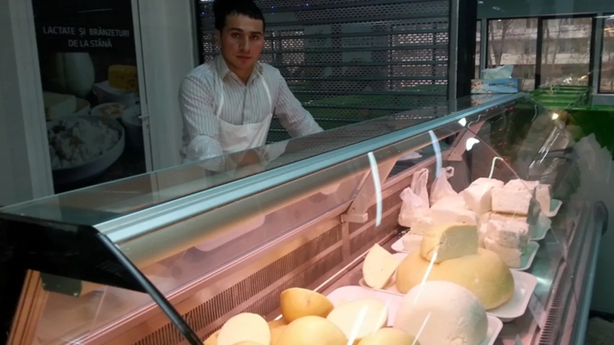 Ciobanul Ghita si-a lasat nasul sa vanda la magazinul din Bucuresti! Ce crezi, are clienti?