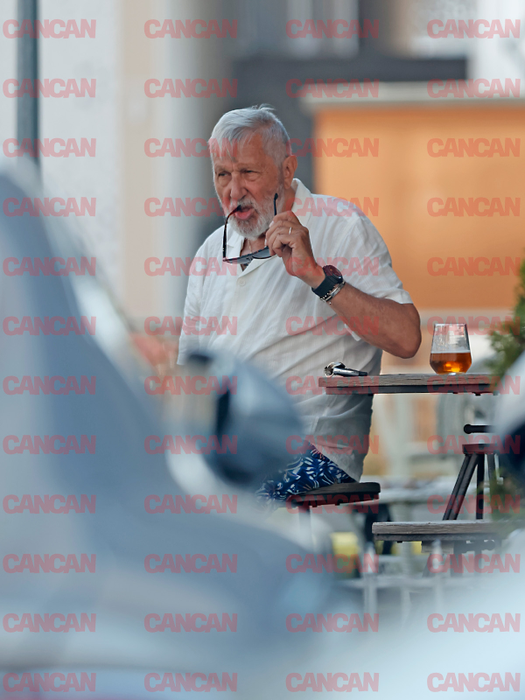Ilie Năstase a ieșit singur pe terasă, la un pahar cu tărie. Foto: CANCAN.RO