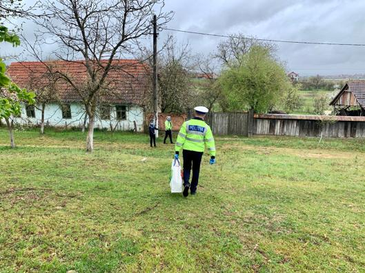 Polițiștii din Timiș au adus mâncare bătrânilor și copiilor izolați din județ. Imagini emoționante