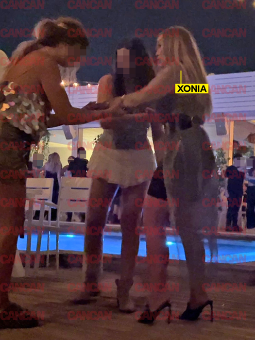 Xonia, în compania a doua amice