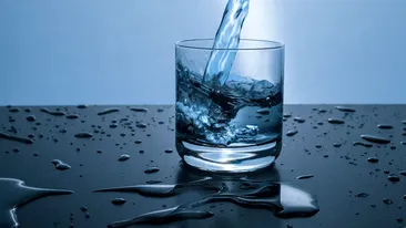 Trucul care face minuni! Ce beneficii îți aduce un simplu pahar de apă băut seara, înainte de culcare