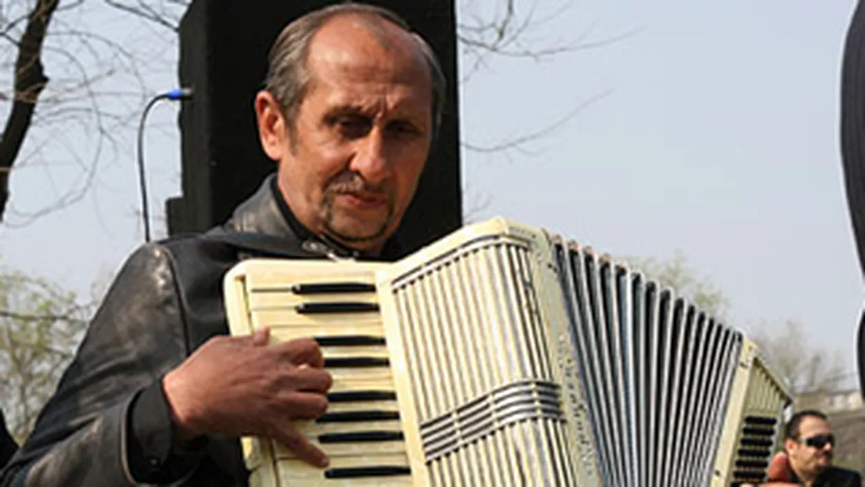 Un lautar roman terorizeaza englezii cu colinde cantate la acordeon