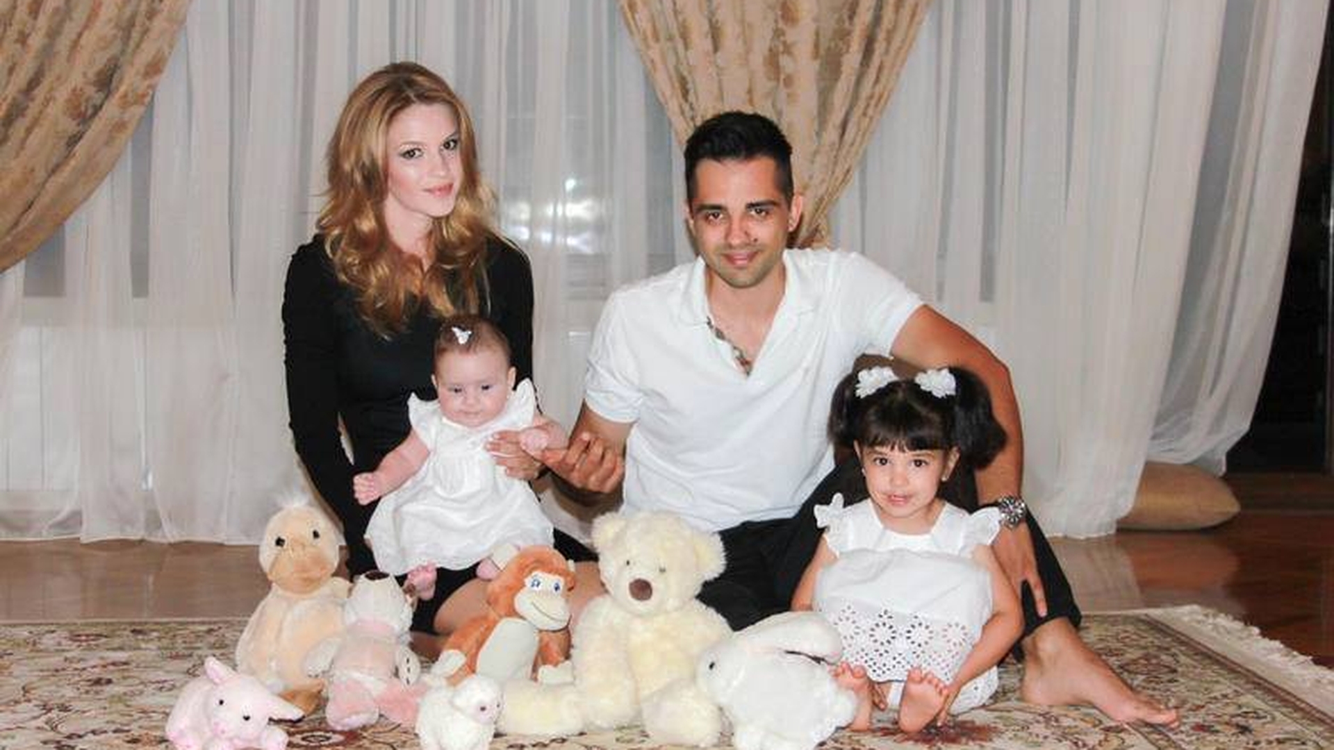 Uite ce mari s-au făcut fetele lui Mihai de la Akcent! Fiica adoptată îi seamănă leit şi se transformă într-o micuţă domnişoară