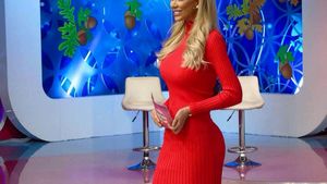 Bianca Drăguşanu a “rupt“ Internetul cu aceste imagini! Într-o pereche de pantaloni minusculi, vedeta se antrenează intens...alături de Sofia: “Înviorarea de dimineaţă”