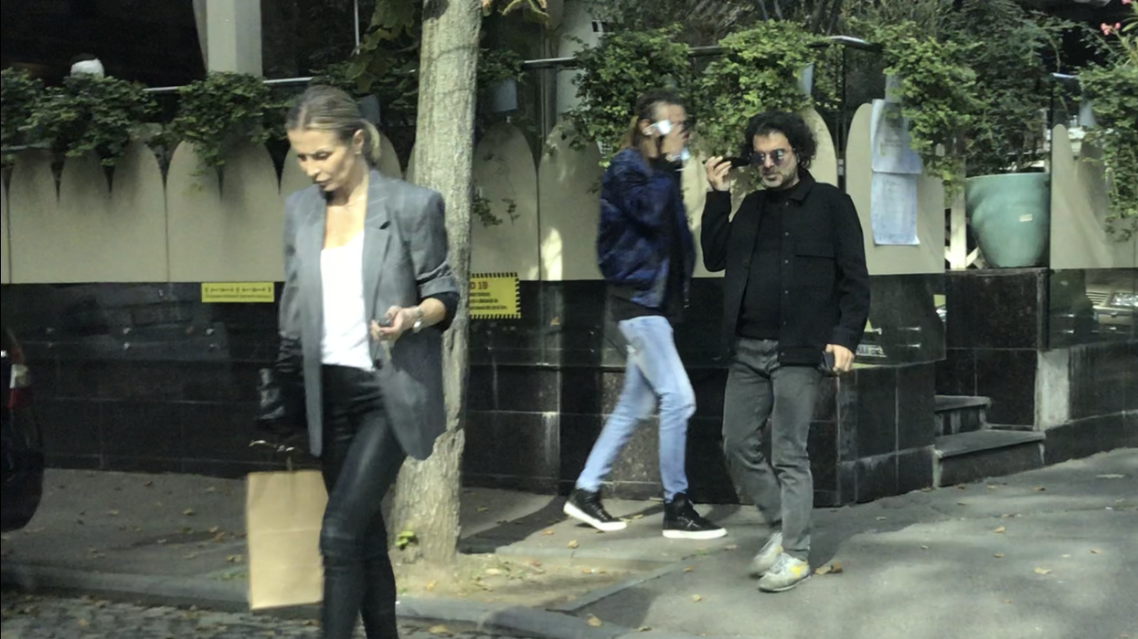 Roger El Akoury a primit un apel și a ieșit din restaurant ceva mai târziu, dar urmat-o pe Alina Geambazi la câțiva metri (SURSA FOTO: CANCAN.RO)