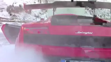 Un dement cu un Lamborghini de peste 200.000 de euro face drifturi nebunesti pe Transfagarasan