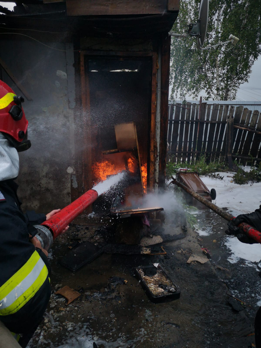 Tragedie. O familie din Moinești se zbate între viață și moarte, în urma unui incendiu care le-a ars casa și toată averea.