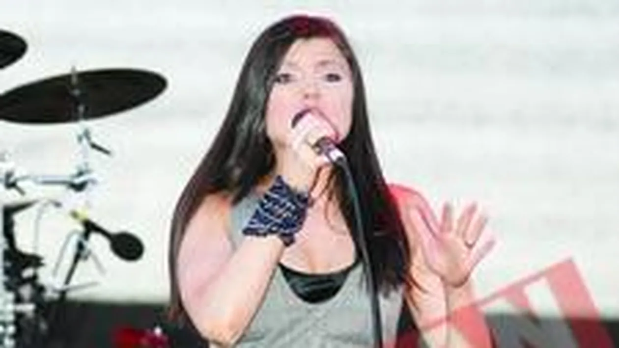 Paula Seling a sarit in apararea Anitei Doth de la 2unlimited