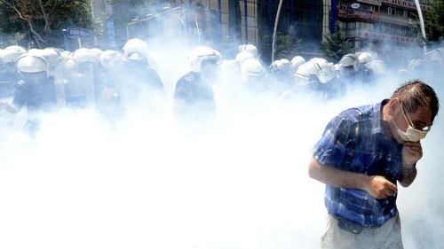 VIDEO / Proteste de amploare la Atena! Intervenție în forță a Poliției! Gaze lacrimogene, bastoane de cauciuc…