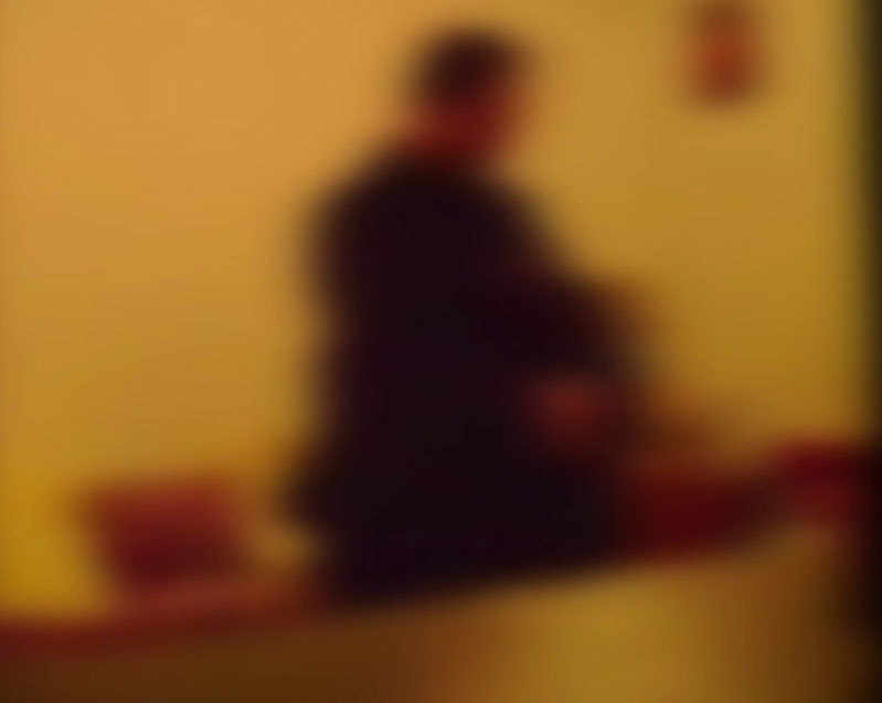 Tânărul se pune în genunchi în faţa episcopului Huşilor