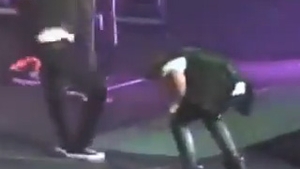 VIDEO Cat de scarbos! Justin Bieber a vomitat pe scena, in fata a mii de fani