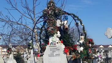 Imagini ravasitoare de la cimitir! Ce au facut parintii tanarului mort in club la Constanta in memoria fiului lor!