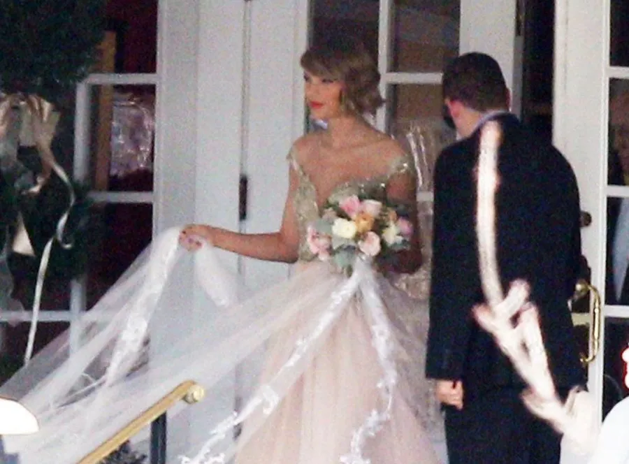 Taylor Swift, o apariție spectaculoasă în rochia de mireasă Dior Haute Couture