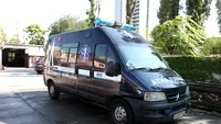 Isteria cu ”ambulanța neagră” a lovit și în Argeș: ”A răpit copilul din fața școlii!”