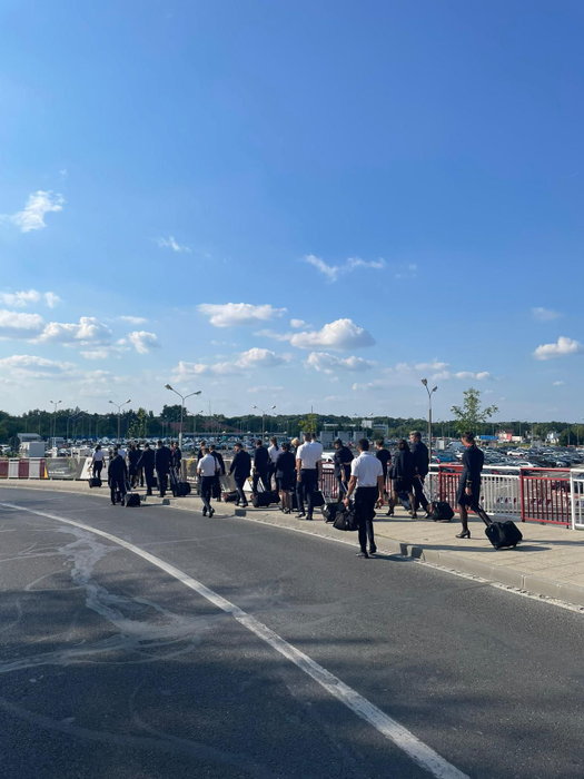 Cabin crew si piloți Blue Air părăsind aeroportul Otopeni Sursă foto: Arhivă