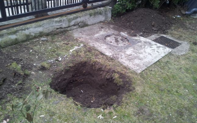Groapa săpată de Vandam în curtea senatorului