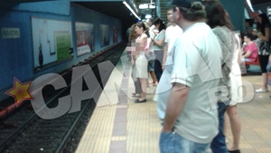 Aparitie neasteptata intr-o statie de metrou din Capitala!Calatorii au ramas uimiti cand au vazut-o pe aceasta tanara "insarcinata