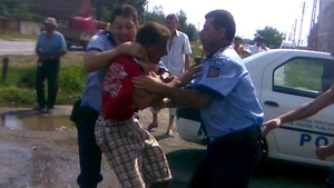 Patru persoane, între care şi un primar, cercetate după ce au lovit cu pumnii doi poliţişti