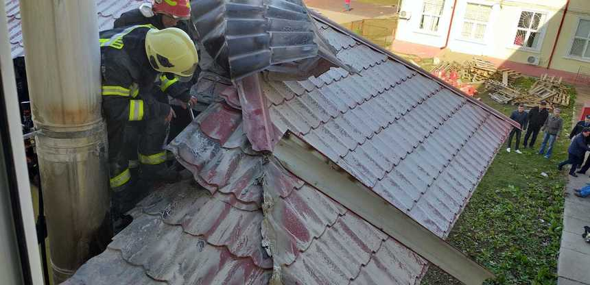 Liceu din judeţul Constanţa, evacuat din cauza unui incendiu la camera centralei termice. FOTO