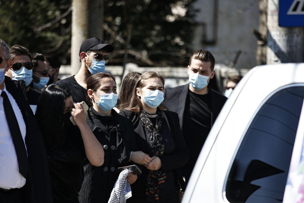 Membrii cortegiului funerar au respectat pe tot parcursul regulile sanitare, date de autorități ( foto CANCAN)