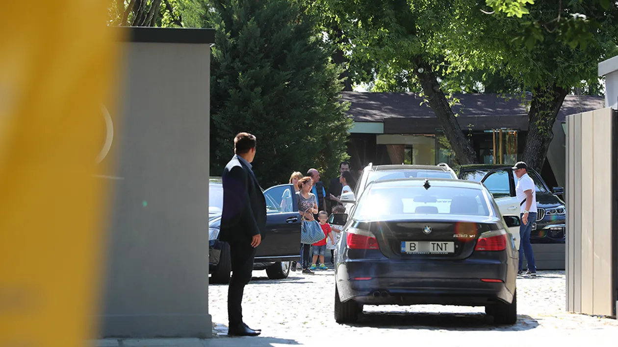 Avem imagini în exclusivitate! Băse a făcut prânz cu ”fetele” lui şi…