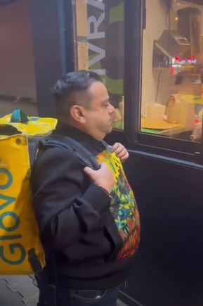 Genial! Cum a reacţionat un angajat McDonald’s, după ce l-a văzut pe Adrian Minune venit să-şi ridice comanda cu Glovo
