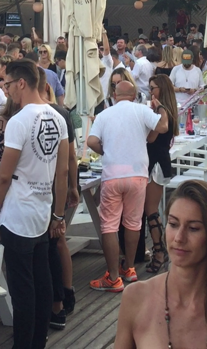 Cătălin Scărlătescu a flirtat cu două domnişoare în acealaşi timp, în Loft Mamaia