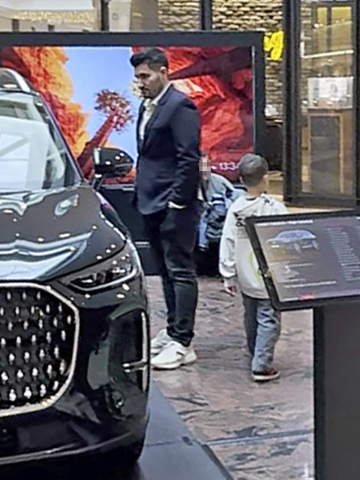 Nadir Tamuz admiră un bolid de lux