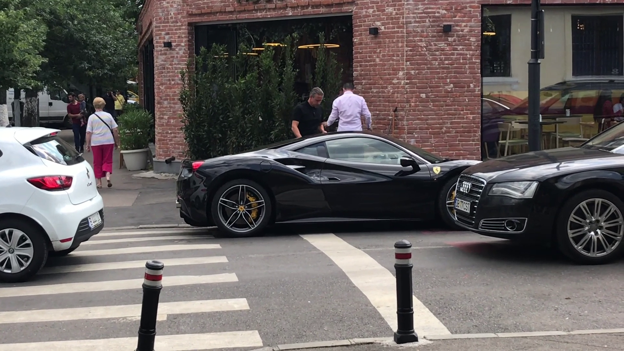 Reghe face ravagii prin București cu noul Ferrari de 300.000 €