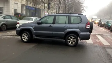 Acest şmecher cu SUV parchează zilnic pe o trecere din apropierea unei şcoli. Părinţii au decis să ia atitudine