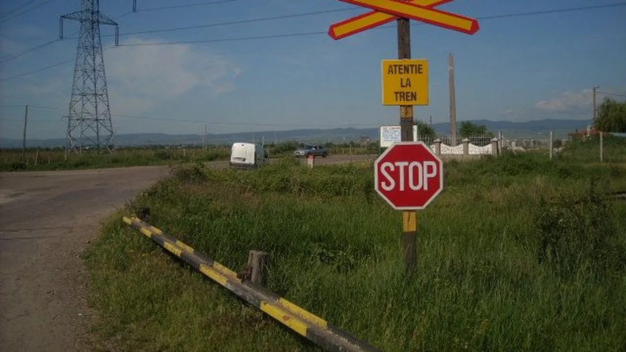 Accident feroviar în Bistrița-Năsăud! Două persoane au murit, după ce mașina în care se aflau a fost lovită de tren