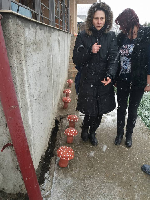 Au apărut crăpături uriașse chiar în fundație