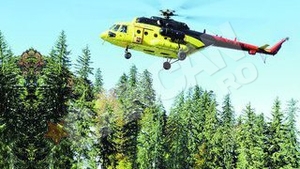 Manevre la inaltime in Poiana Brasov. Stalpi "plantati" cu elicopterul