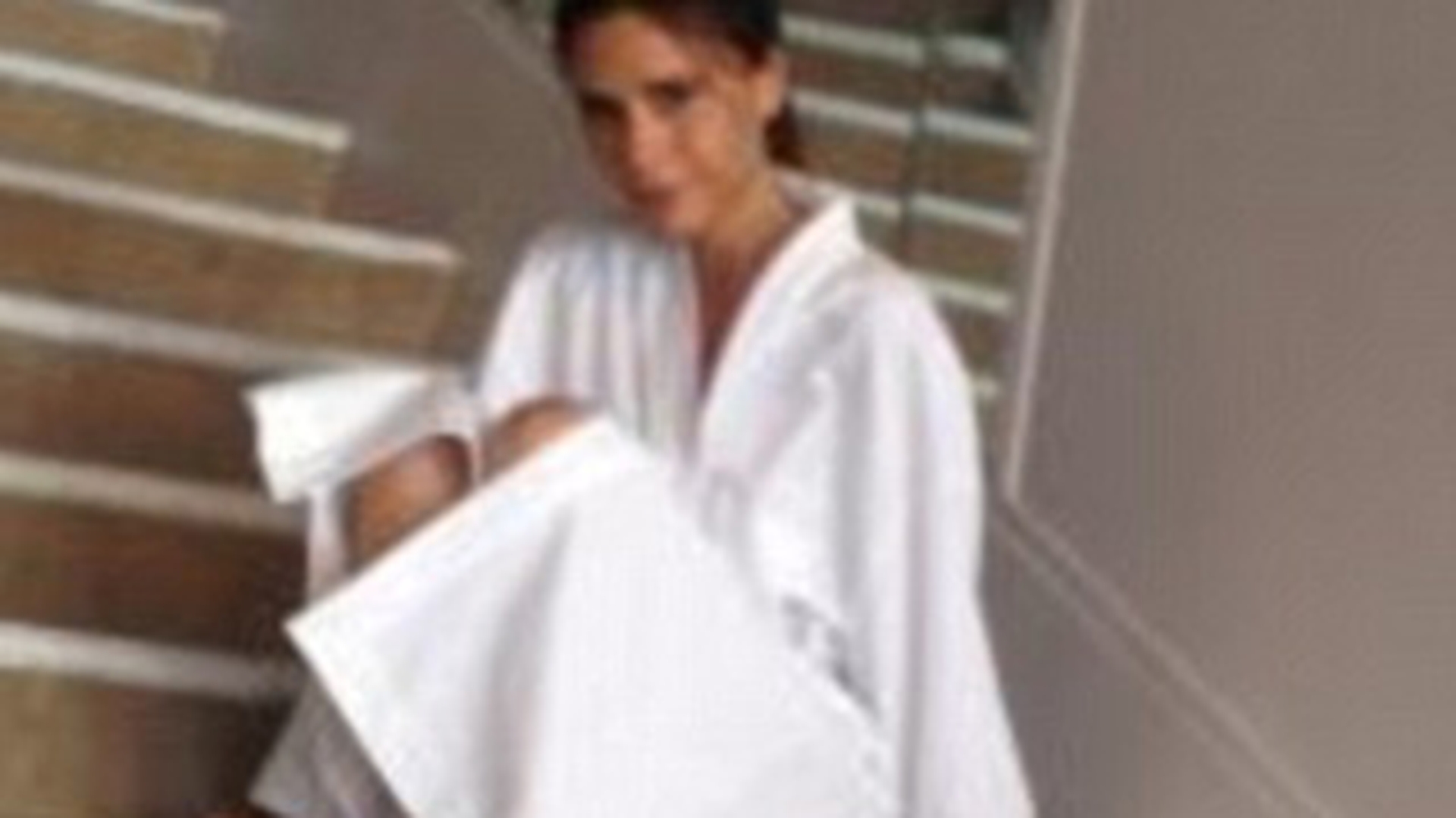 Nu ai vazut-o niciodata asa! Victoria Beckham in halat de baie, nearanjata!
