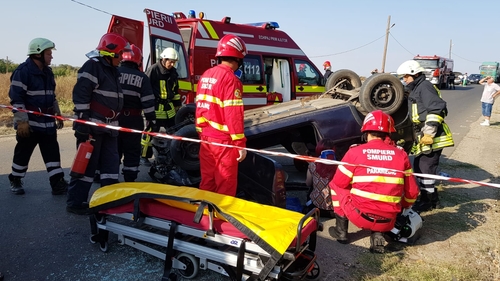 Accident violent în județul Teleorman. O tânără șoferiță s-a răsturnat cu mașina și a rămas încarcerată